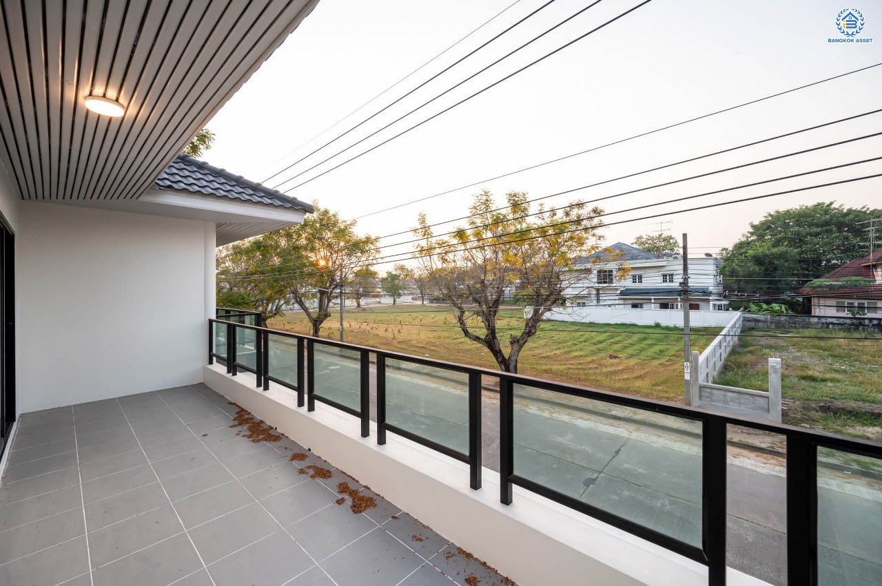 บ้านมือสองตกแต่งใหม่ โครงการ กฤษดานคร20 ปิ่นเกล้า-ติดถนนบรมราชชนนี เนื้อที่ 86 ตร.ว. บ้านเดี่ยวหลังใหญ่ พร้อมฟังก์ชัน 3 ห้องนอน 3 ห้องน้ำ 1 ห้องห้องอเนกประสงค์ จอดรถได้ 2 คัน บนทำเลเชื่อมต่อเมืองอย่างรวดเร็ว ใกล้ทางคู่ขนานลอยฟ้าบรมราชชนนี ทางด่วน "กาญจนาภิเษก" ม.มหิดล และเซ็นทรัลปิ่นเกล้า